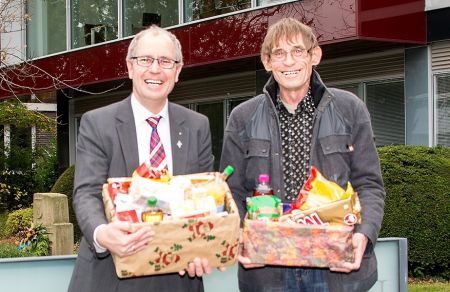 Weihnachten in Würde für alle: Landrat Manfred Müller (links im Bild) und Uwe Hoffmann bitten auch in diesem Jahr um Päckchen für Bedürftige (Foto: Amt für Presse- und Öffentlichkeitsarbeit, Kreis Paderborn)